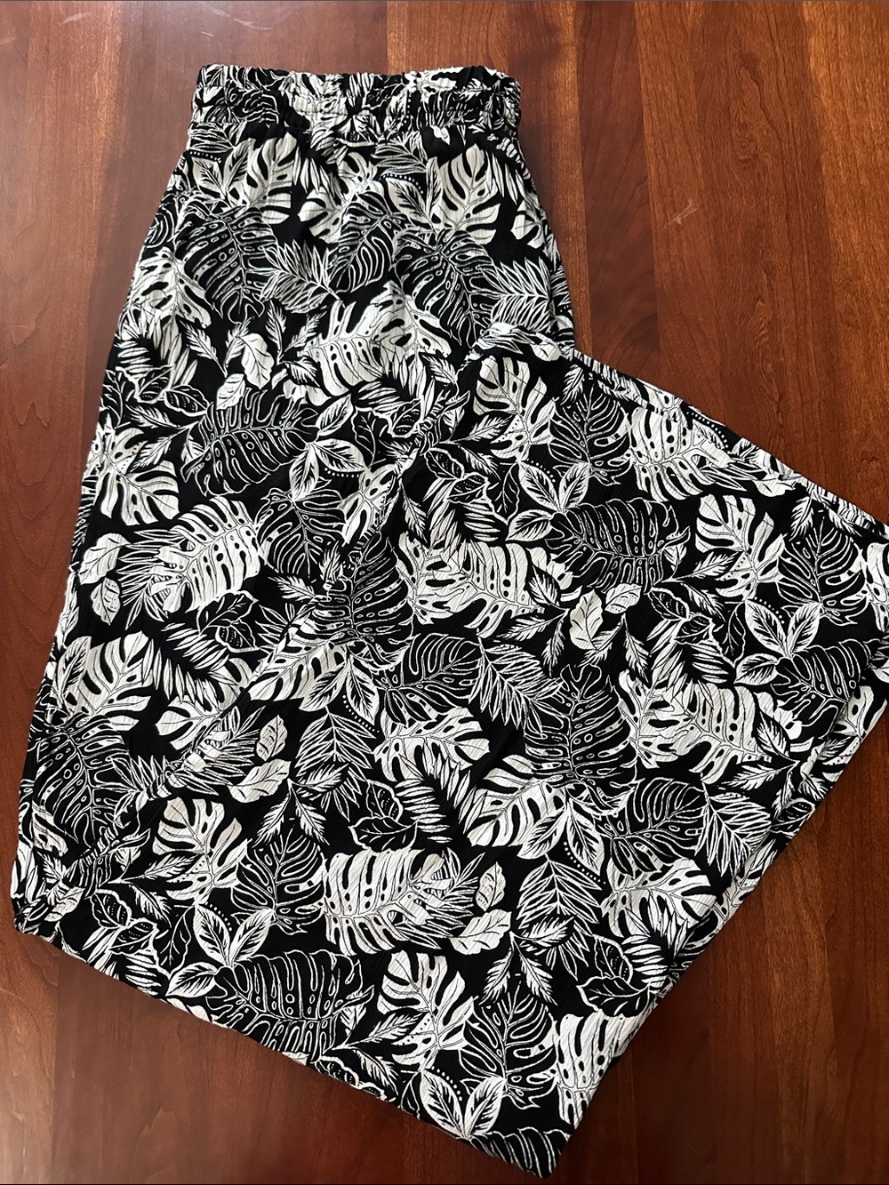 Black & White Leaf-Print Wide Leg flowy Pants
